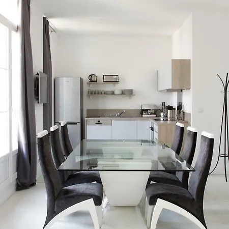 Aux Iles D'or Apartment *